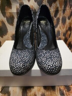 John Fluevog Attentions PARIS Pebbled Round-Toe Pumps - Size 7.5
